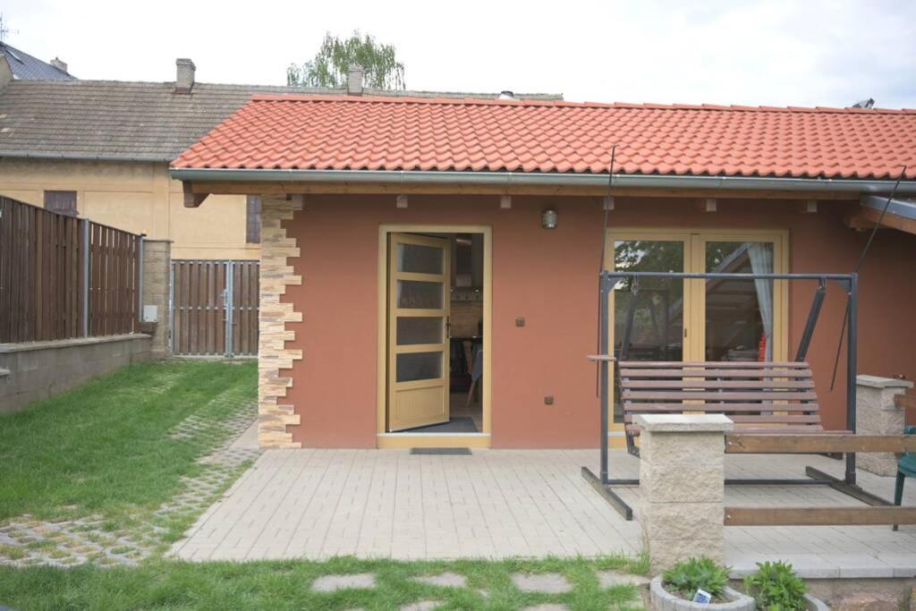 Utulny Domek V Zahrade V Unhosti Nedaleko Letiste Exterior photo